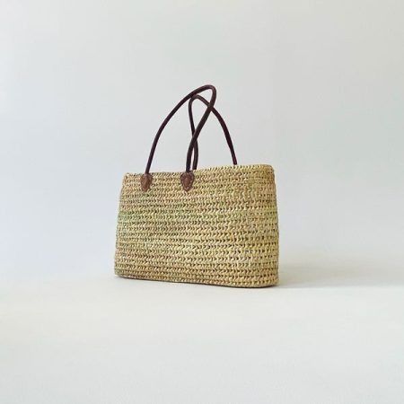 Χειροποίητη ψάθινη τσάντα σε οβαλ σχήμα με δερμάτινα λουριά