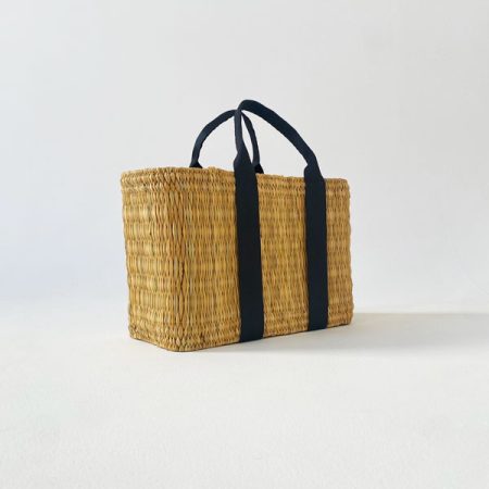 Χειροποίητη ψάθινη τσάντα με μαύρα χερούλια.