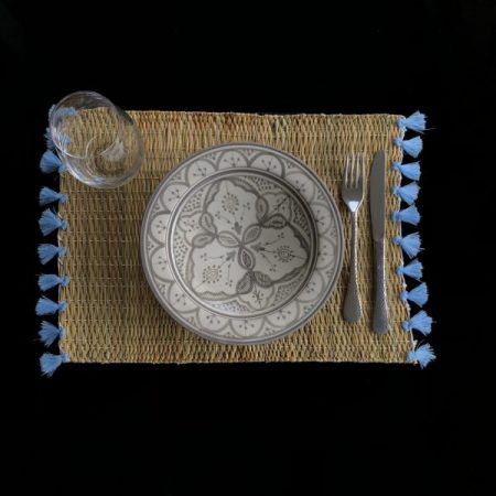 Ψάθινα σουπλά χειροποίητα με γαλάζιες φούντες