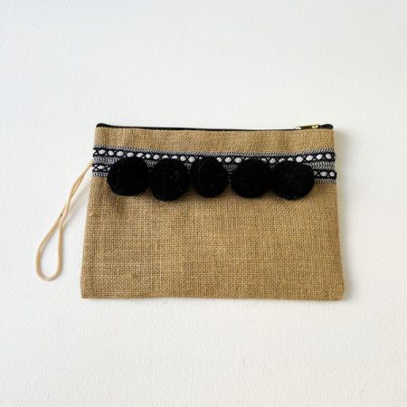 Χειροποίητο τσαντάκι με μαύρες φούντες