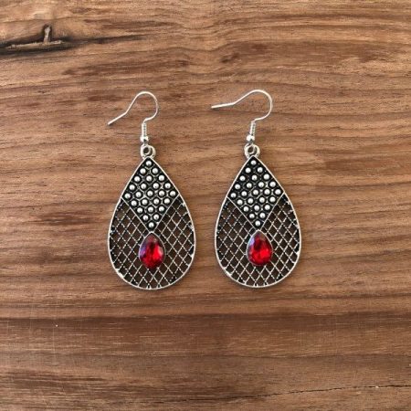 skoularikia kremasta me kokkines petres