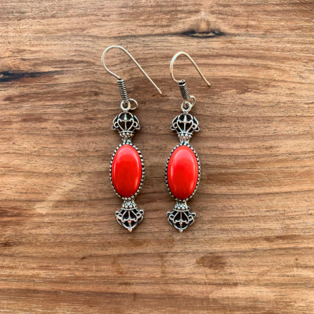 skoularikia kremasta me kokkines petres