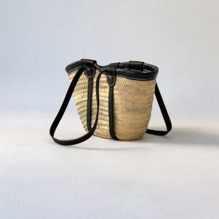 Χειροποίητη ψάθινη τσάντα με μαύρα λουριά.