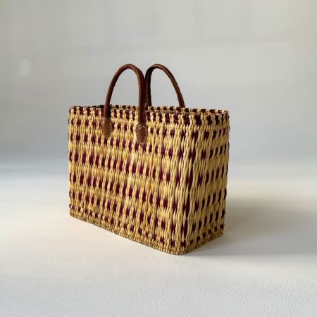 Χειροποίητη ψάθινη τσάτα με μωβ λεπτομέρειες