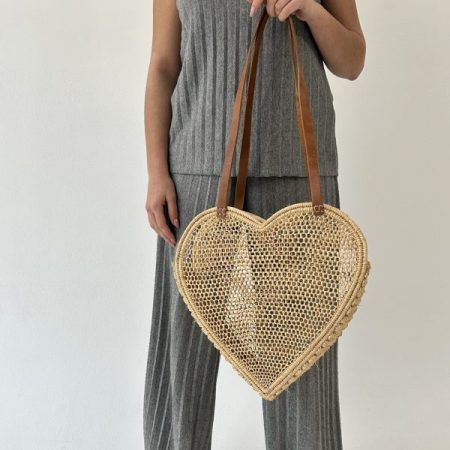 Χειροποίητη ψάθινη τσάντα σε σχήμα καρδιάς. Με δερμάτινα λουριά